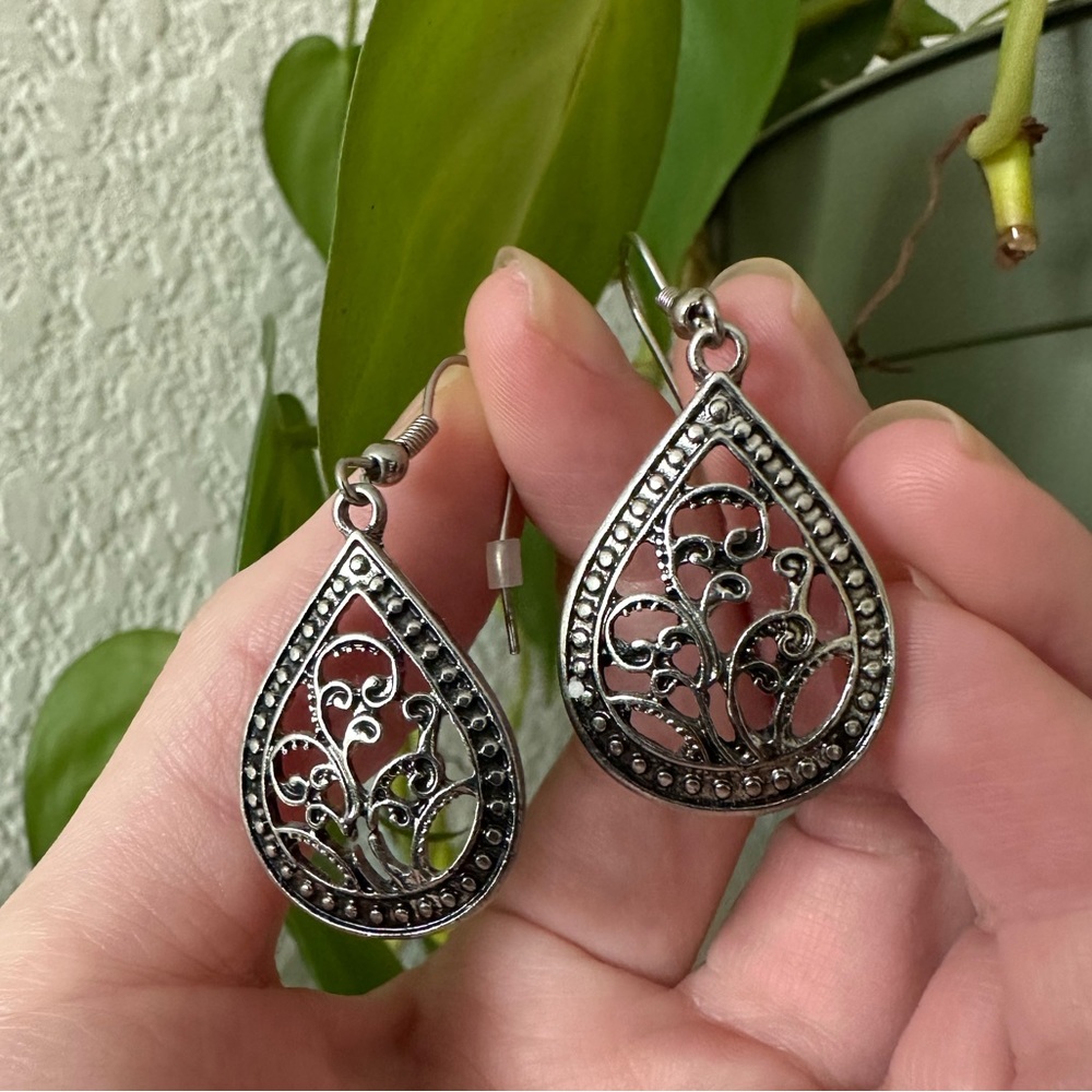 [NWOT] Silver Teardrop Dangly Earrings